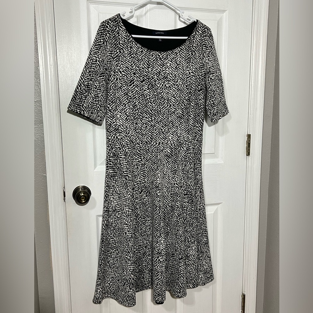 Ladies LANDS END knit black and white swing dress sz M